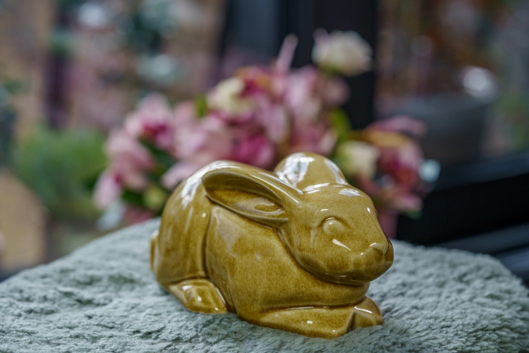 Ceramiczna urna dla zwierząt - Królik - ciemny piaskowy