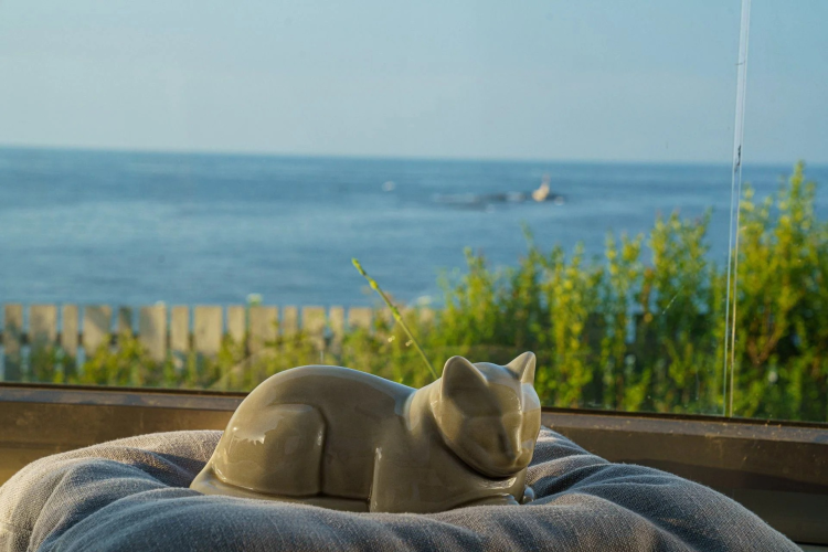 Ceramiczna urna dla zwierząt Kot leżący beżowo-szary połysk.png