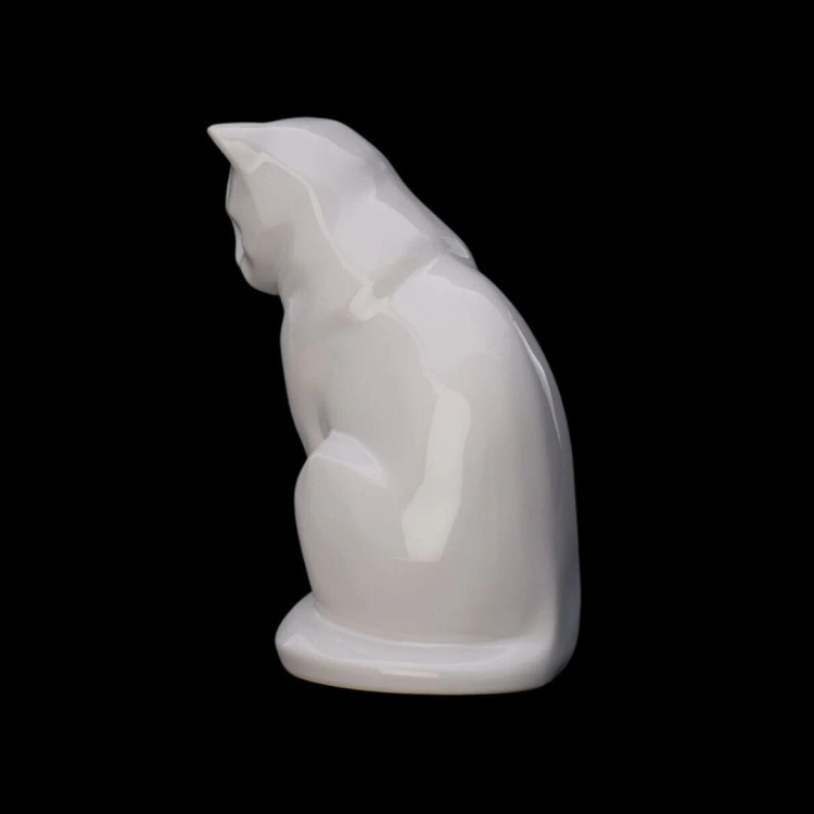 Ceramiczna urna dla zwierząt Kot siedzący biały połysk (5).jpg