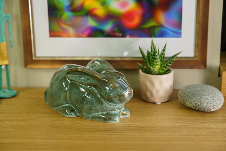 Ceramiczna urna dla zwierząt królik zielono beżowy melanż połysk.png