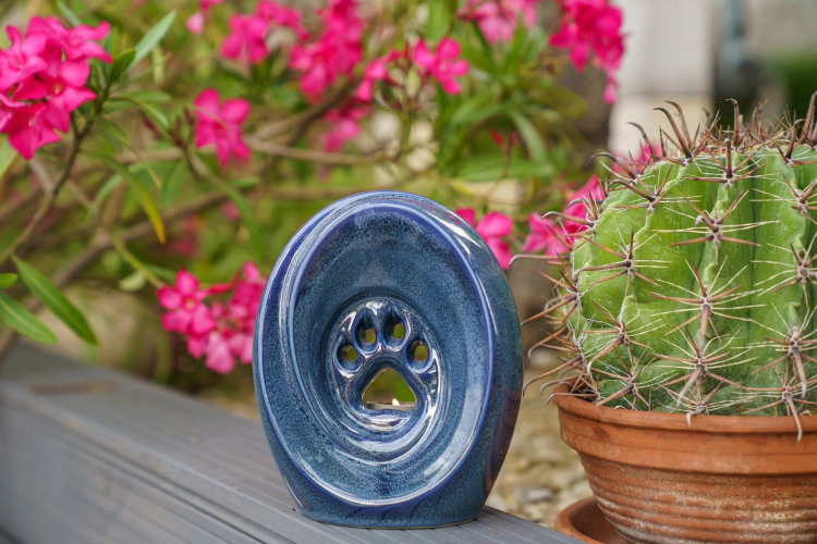 Ceramiczna urna dla zwierząt łapka z miejscem na świeczkę niebieski melanż (1).png