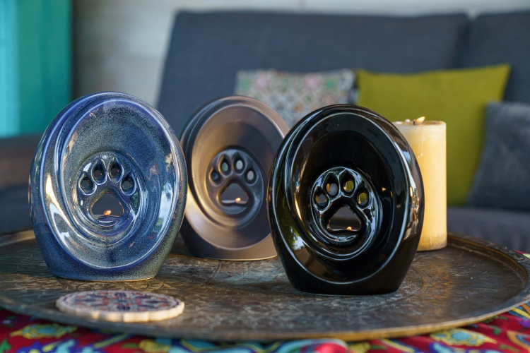 Ceramiczna urna dla zwierząt łapka z miejscem na świeczkę niebieski melanż (2).png