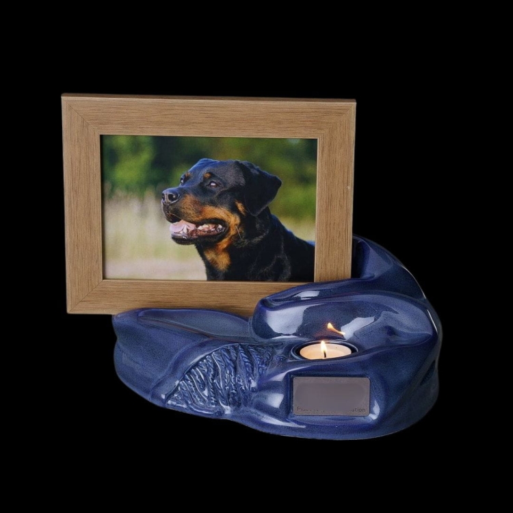 Ceramiczna urna dla zwierząt w kształcie artystycznej podstawy pod zdjęcie niebieski melanż połysk (2).jpg