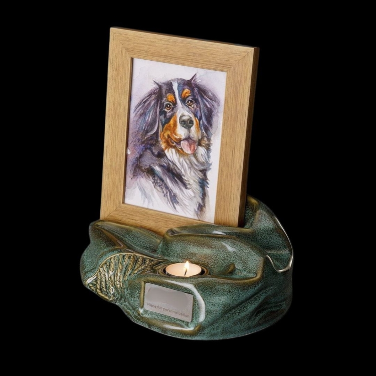 Ceramiczna urna dla zwierząt w kształcie artystycznej podstawy pod zdjęcie oliwkowo beżowa połysk (2).jpg