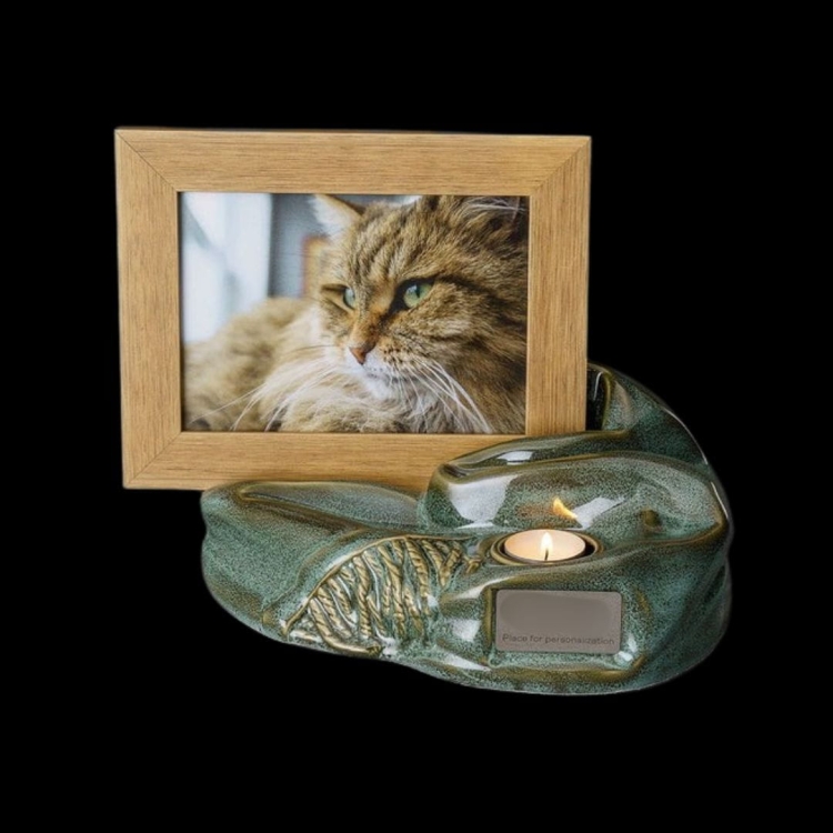 Ceramiczna urna dla zwierząt w kształcie artystycznej podstawy pod zdjęcie oliwkowo beżowa połysk (3).jpg