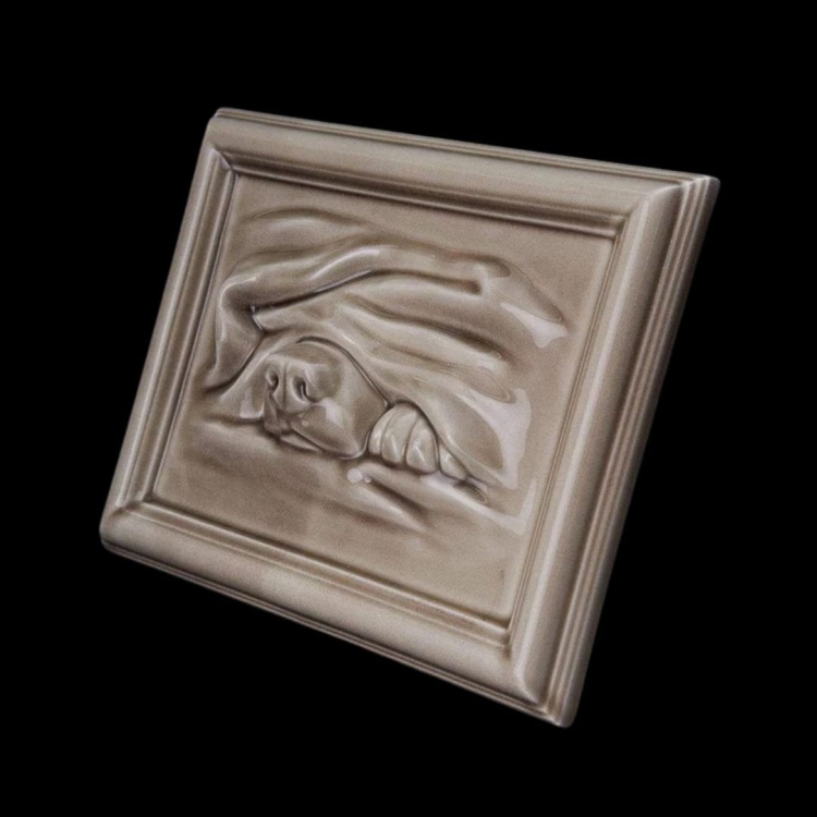 Ceramiczna urna dla psa płaskorzeźba w ramce ręcznie wykonana w bezowo szary połysk (2).jpg