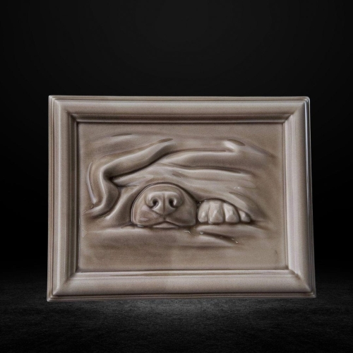 Ceramiczna urna dla psa płaskorzeźba w ramce ręcznie wykonana w bezowo szary połysk (5).jpg