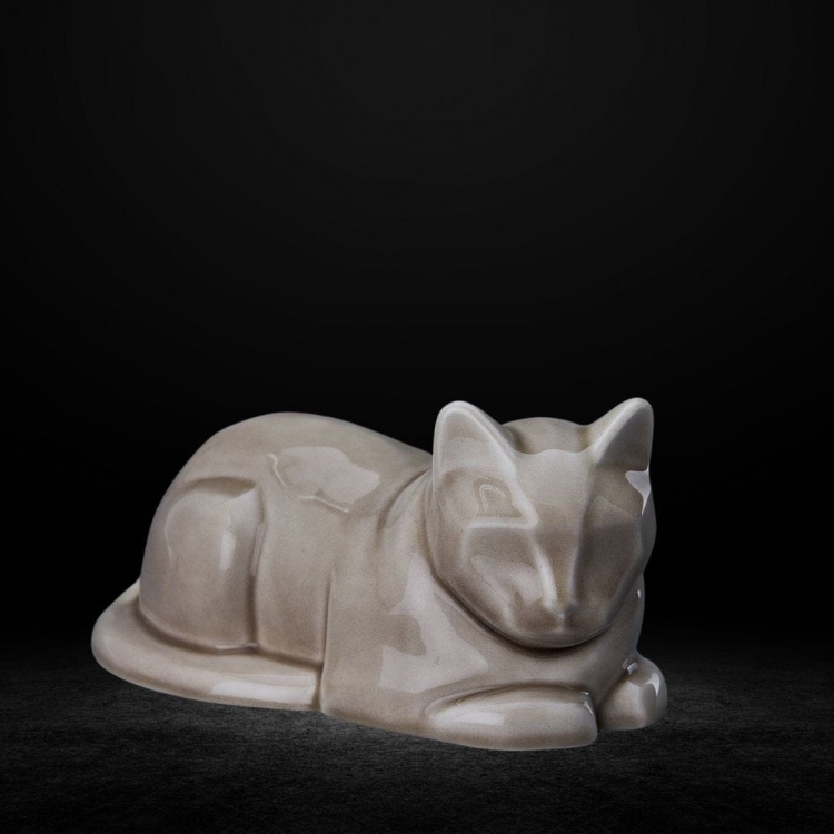 Ceramiczna urna dla zwierząt Kot leżący beżowo-szary połysk