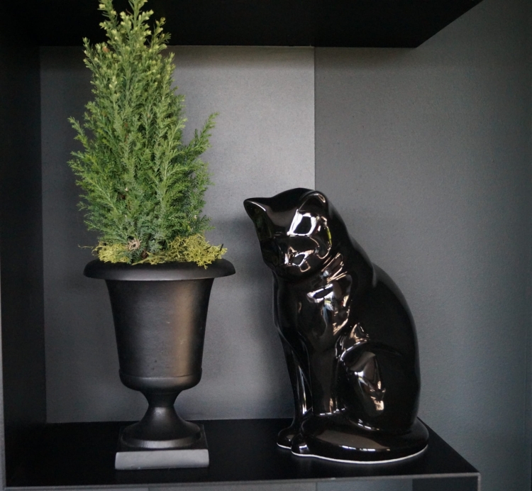 Ceramiczna urna dla zwierząt Kot siedzący czarny połysk .JPG