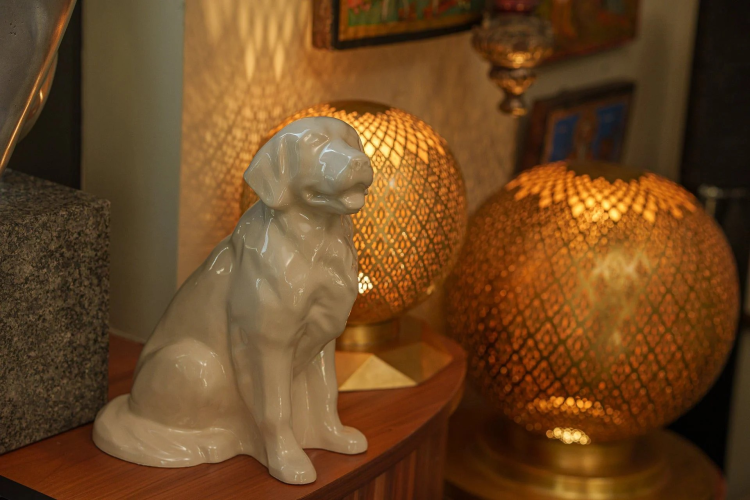 Ceramiczna urna dla zwierząt pies Golden bezbarwny połysk