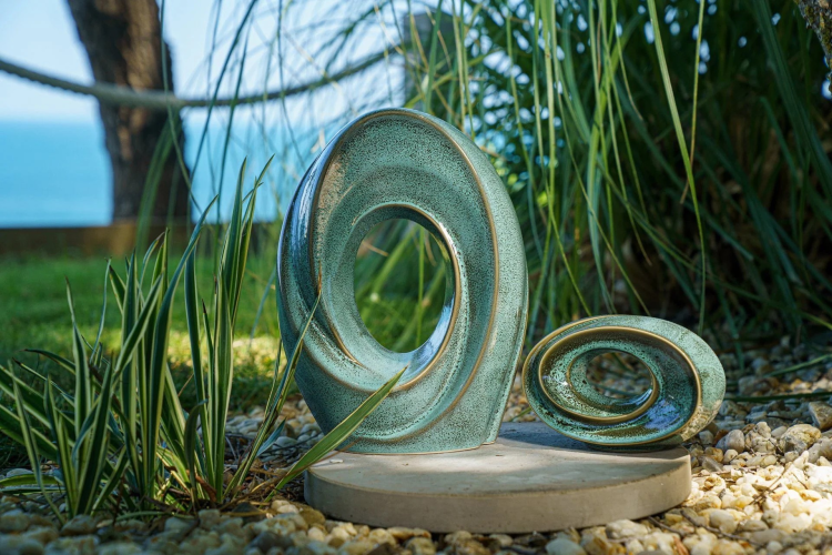 Ceramiczna urna "Spirala wieczności" z miejscem na małą świeczkę zielono beżowy melanż
