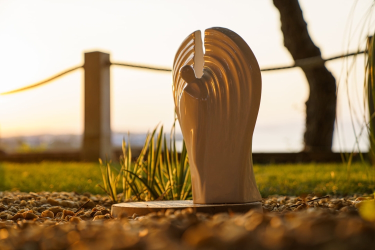 Ceramiczna urna Anioł białe, błyszczące szkliwienie